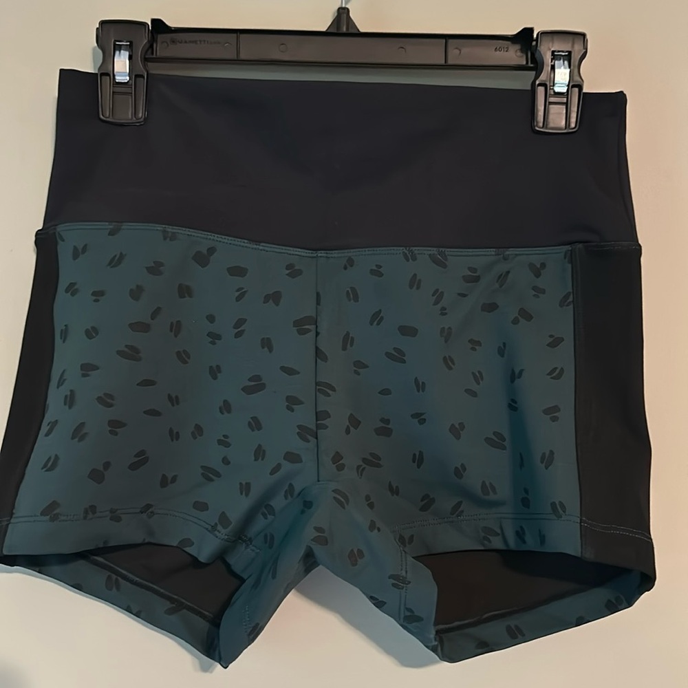 VULL Sport HIGH WAISTED SCRUNCHED
SHORTS  L - Picture 2 of 7